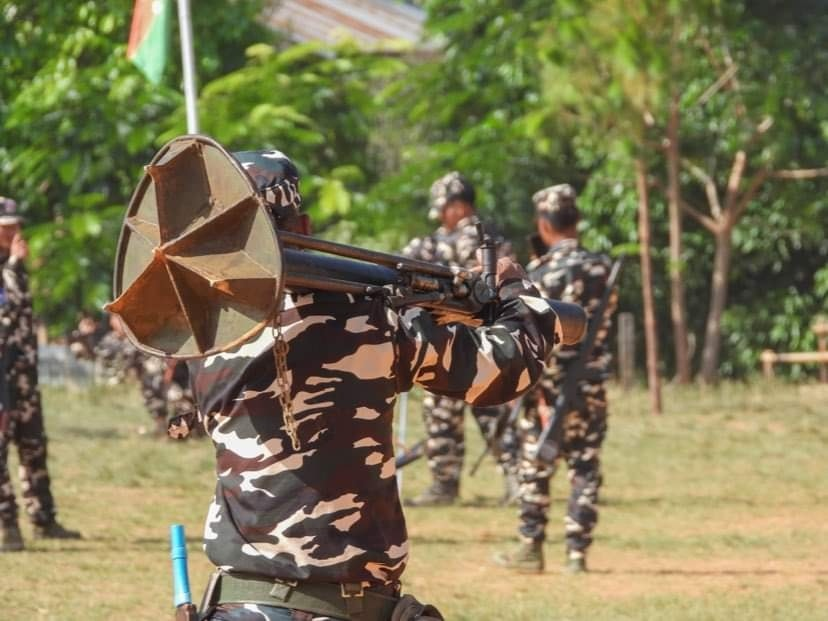 မင်းတပ် CDFရဲဘော်များအား တွေ့ရစဥ်၊ ဓာတ်ပုံ - ဆလိုင်းဟာအွမ်