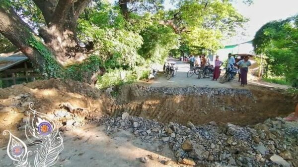 စစ်ကောင်စီတပ်က ဖျက်ဆီးသွားသော မုံရွာ-အမြင့်လမ်းအား တွေ့ရစဥ်၊ ဓာတ်ပုံ- စွမ်းလင်းထက် (မုံရွာ-အမြင့်လမ်းသတင်းမှန်ပြန်ကြားရေး)