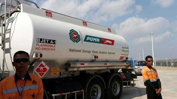 (Puma Energy ၏ ​လေယာဥ်ဆီတင်ကားတစ်စီး။ ဓါတ်ပုံ-ရိုက်တာ)