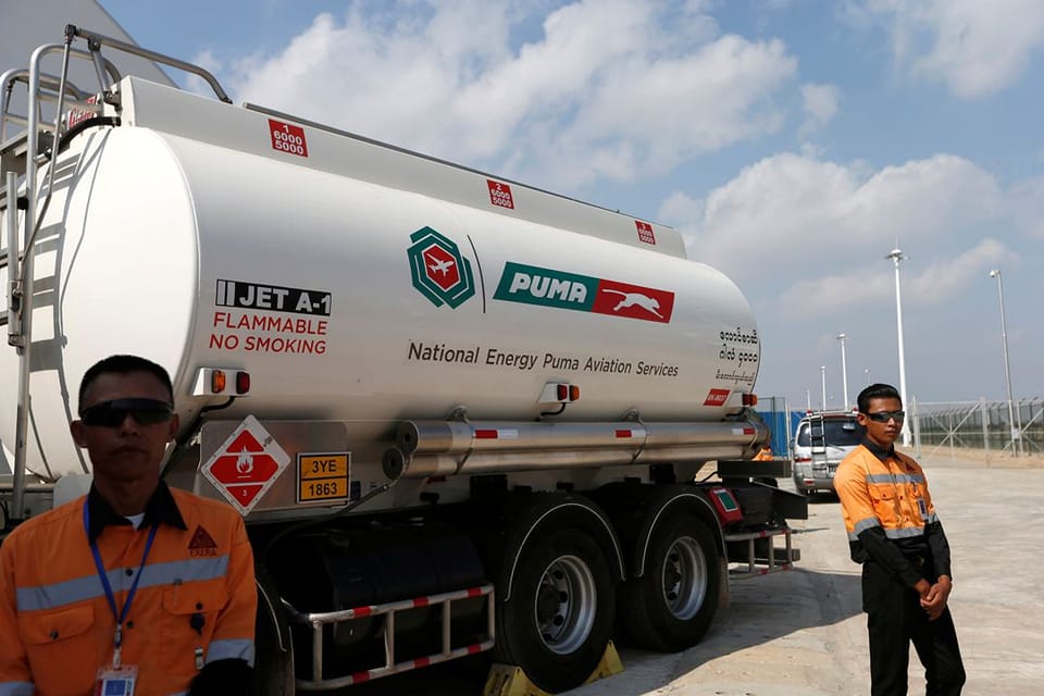 (Puma Energy ၏ ​လေယာဥ်ဆီတင်ကားတစ်စီး။ ဓါတ်ပုံ-ရိုက်တာ)