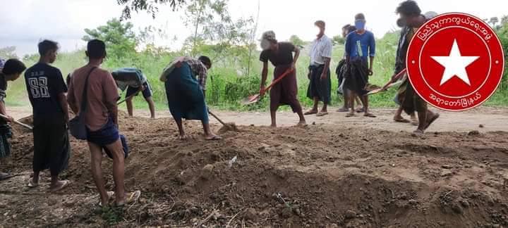လမ်းပြုပြင်နေကြသော ဒေသကာကွယ်ရေးအဖွဲ့များနှင့် ရွာခံပြည်သူများ၊ ဓာတ်ပုံ-အရာတော် ပကဖ