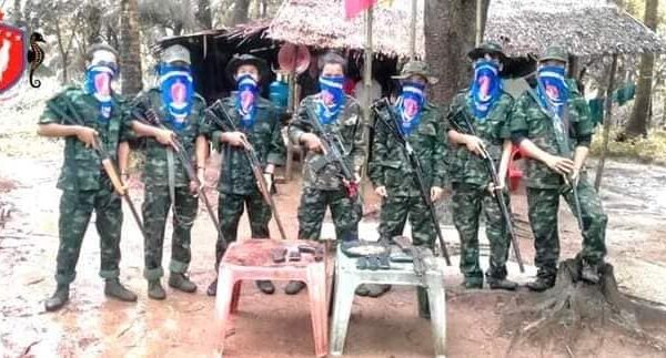 (​ပျူများထံမှသိမ်းဆည်းရမိ​သော ​သေနတ် ၂ လက်နှင့်ကျည်များ ကို လောင်းလုံပကဖ တပ်ဖွဲ့ဝင်များနှင့်အတူ​တွေ့ရစဥ်။ ဓါတ်ပုံ-LLPDF)