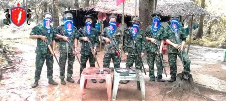 (​ပျူများထံမှသိမ်းဆည်းရမိ​သော ​သေနတ် ၂ လက်နှင့်ကျည်များ ကို လောင်းလုံပကဖ တပ်ဖွဲ့ဝင်များနှင့်အတူ​တွေ့ရစဥ်။ ဓါတ်ပုံ-LLPDF)