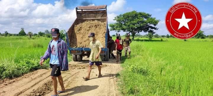 လမ်းပြုပြင်နေကြသော ဒေသကာကွယ်ရေးအဖွဲ့များနှင့် ရွာခံပြည်သူများ၊ ဓာတ်ပုံ-အရာတော် ပကဖ