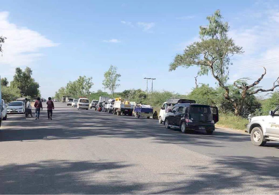 (မုံရွာ - မန္တလေးလမ်းပေါ် လမ်းပိုင်းယာယီပိတ် ထားစဥ် စောင့်ဆိုင်းနေသော မော်တော်ယာဥ်များ၊ဓာတ်ပုံ- CJ)