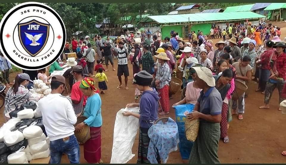 ချိုးဖြူပြောက်ကျားတပ်ခွဲကသီတင်းကျွတ်ကုသိုလ်အဖြစ် စစ်ရှောင်ပြည်သူများအား ဆန်၊ဆီနှင့်အခြေခံစားသောက်ကုန်များလှူဒါန်း