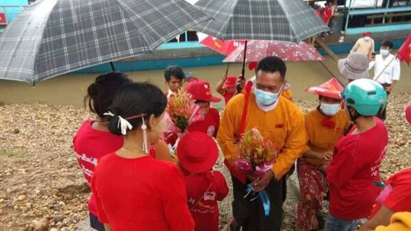 (အမတ်ဦးကျော်ဝင်းဆွေအား တွေ့ရစဉ်)
