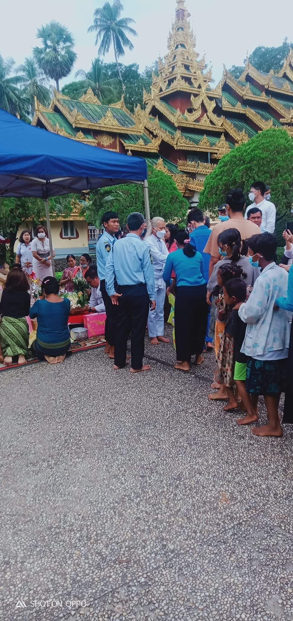 (ရွှေတိဂုံဘုရား၊ သိင်္ဂုတ္တရကုန်း၌ အဆိုပါလိင်ဖျော်ဖြေရေးအရုပ်နှစ်ရုပ်အား ရင်ငွေ့လှုံအသက်သွင်းခြင်းအခမ်းနားပြုလုပ်​နေစဥ်။ ။ဓါတ်ပုံ-Facebook Vial)
