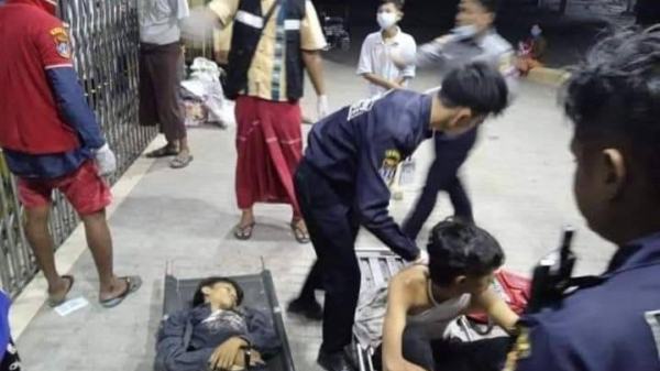 ဓားထိုးခံရ၍ သေဆုံးသွားသည့်လူငယ်နှင့် ဒဏ်ရာရသူအား တွေ့ရစဥ်၊ဓာတ်ပုံ - Cj