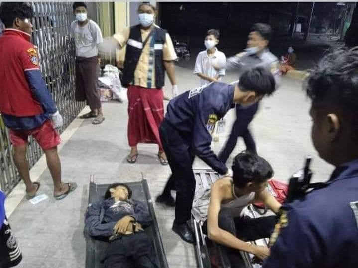 ဓားထိုးခံရ၍ သေဆုံးသွားသည့်လူငယ်နှင့် ဒဏ်ရာရသူအား တွေ့ရစဥ်၊ဓာတ်ပုံ - Cj