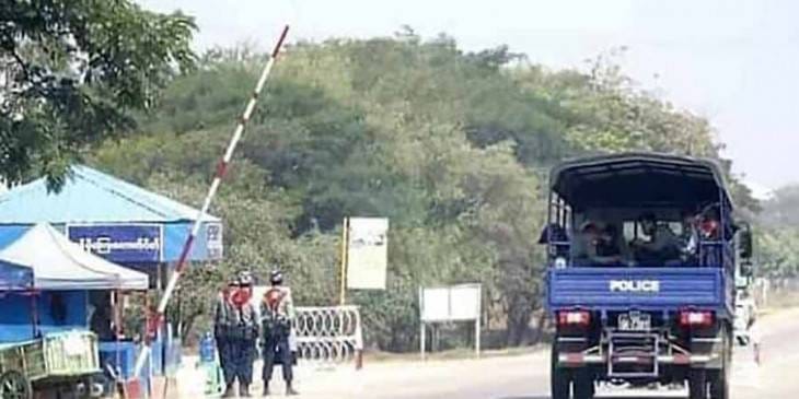 (စစ်ကိုင်းတိုင်းအတွင်းရှိ စစ်ကောင်စီစစ်ဆေးရေးဂိတ်တစ်ခုအား တွေ့ရစဥ်။ ။ဓါတ်ပုံ-CJ)