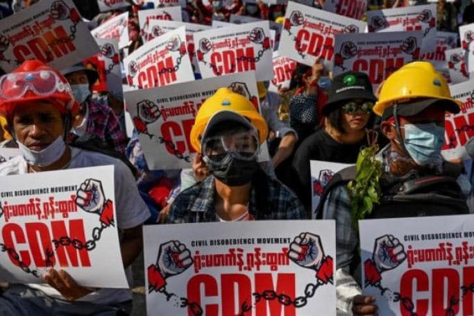 အစိုးရဝန်ထမ်းများ CDMပြုလုပ်ရန် ဆန္ဒထုတ်ဖော်ခဲ့စဥ်။ ဓါတ်ပုံ- AFP