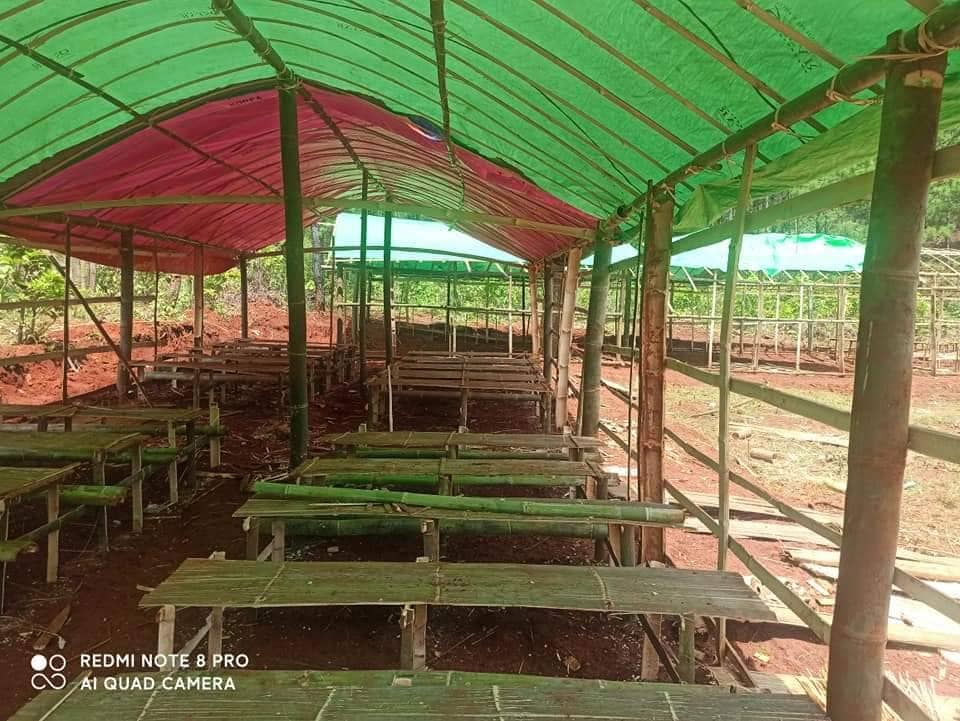 (စစ်ရှောင်ကလေးငယ်များ၏ ယာယီစာသင်ဆောင်နှင့်ကမ်ပိန်းကြော်ညာ ။ဓါတိပုံ-WLMFB)