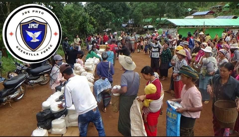 ချိုးဖြူပြောက်ကျားတပ်ခွဲကသီတင်းကျွတ်ကုသိုလ်အဖြစ် စစ်ရှောင်ပြည်သူများအား ဆန်၊ဆီနှင့်အခြေခံစားသောက်ကုန်များလှူဒါန်း