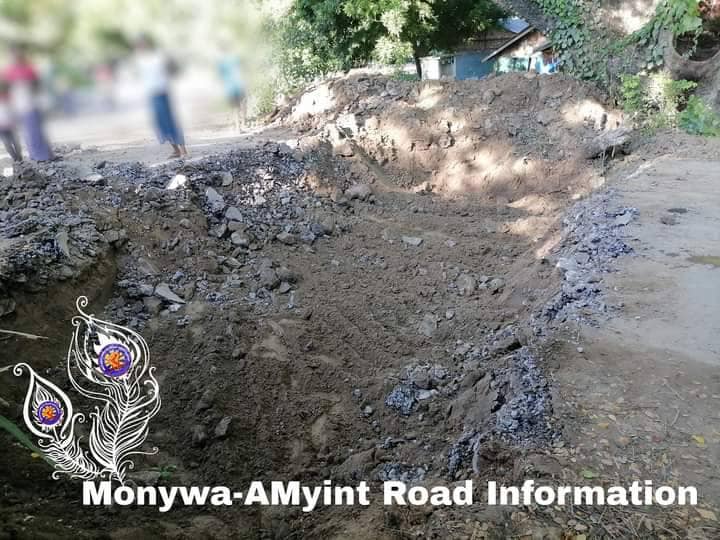 စစ်ကောင်စီတပ်က ဖျက်ဆီးသွားသော မုံရွာ-အမြင့်လမ်းအား တွေ့ရစဥ်၊ ဓာတ်ပုံ- စွမ်းလင်းထက် (မုံရွာ-အမြင့်လမ်းသတင်းမှန်ပြန်ကြားရေး)