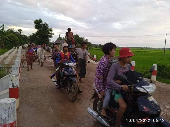 (ထွက်ပြေးတိမ်းရှောင်လာသော ပြည်သူများ။ဓါတ်ပုံ-ကျွန်းလှတက်ကြွလှုပ်ရှားသူများအဖွဲ့)