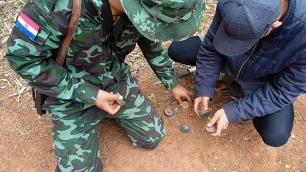 (ကရင်နီတပ်မတော် KA တပ်ဖွဲ့ဝင်များနှင့် မိုင်းရှင်းလင်းနေသည့် KA တပ်ဖွဲ့ဝင်ကို တွေ့ရစဥ်၊ဓာတ်ပုံ RFH-KA)