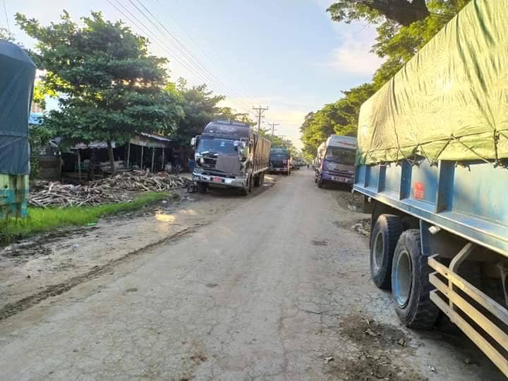ခင်ဦးမြို့နယ်အတွင်း ပိတ်မိနေသော ယာဥ်များ၊ ဓာတ်ပုံ-ခင်ဦးမြို့နယ် သတင်းမှန်ပြန်ကြားရေး