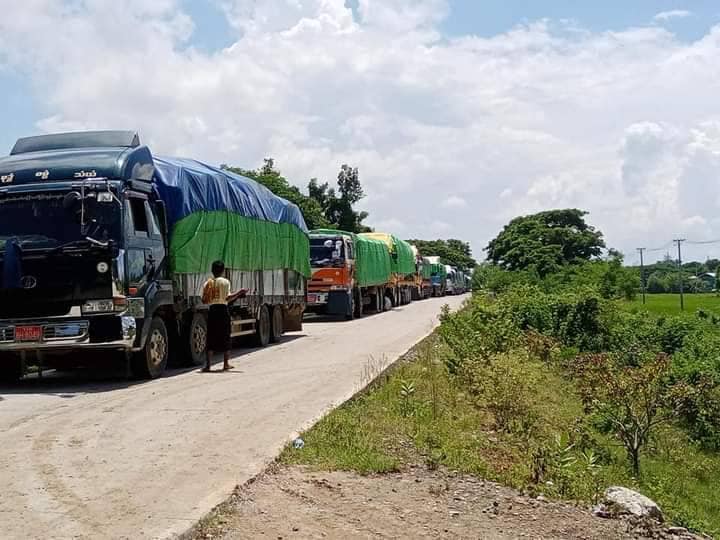 ခင်ဦးမြို့နယ်အတွင်း ပိတ်မိနေသော ယာဥ်များ၊ ဓာတ်ပုံ-ခင်ဦးမြို့နယ် သတင်းမှန်ပြန်ကြားရေး