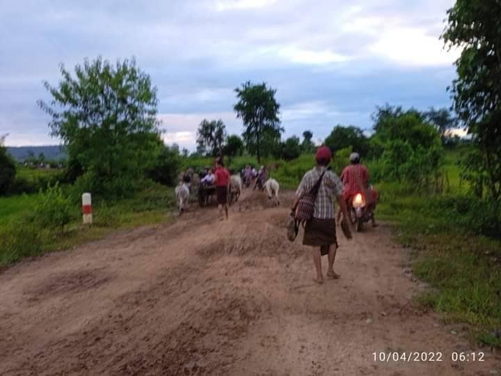 (ထွက်ပြေးတိမ်းရှောင်လာသော ပြည်သူများ။ဓါတ်ပုံ-ကျွန်းလှတက်ကြွလှုပ်ရှားသူများအဖွဲ့)