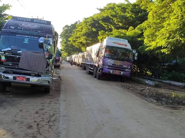 ခင်ဦးမြို့နယ်အတွင်း ပိတ်မိနေသော ယာဥ်များ၊ ဓာတ်ပုံ-ခင်ဦးမြို့နယ် သတင်းမှန်ပြန်ကြားရေး