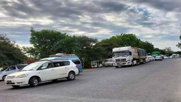 (မုံရွာ-မန္တလေးလမ်းပေါ်တွင် ၂၀၂၁ ခုနှစ်၌တိုက်ပွဲဖြစ်​နေ၍ လမ်းယာယီပိတ်ထားစဥ် စောင့်ဆိုင်းနေသောယာဥ်တန်းများ၊ ဓါတ်ပုံ-CJ)