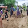 လမ်းပြုပြင်နေကြသော ဒေသကာကွယ်ရေးအဖွဲ့များနှင့် ရွာခံပြည်သူများ၊ ဓာတ်ပုံ-အရာတော် ပကဖ