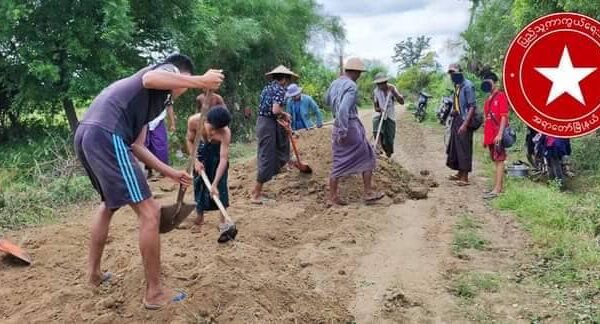 လမ်းပြုပြင်နေကြသော ဒေသကာကွယ်ရေးအဖွဲ့များနှင့် ရွာခံပြည်သူများ၊ ဓာတ်ပုံ-အရာတော် ပကဖ