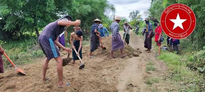 လမ်းပြုပြင်နေကြသော ဒေသကာကွယ်ရေးအဖွဲ့များနှင့် ရွာခံပြည်သူများ၊ ဓာတ်ပုံ-အရာတော် ပကဖ