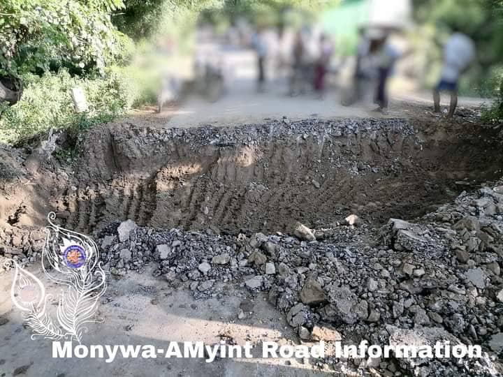 စစ်ကောင်စီတပ်က ဖျက်ဆီးသွားသော မုံရွာ-အမြင့်လမ်းအား တွေ့ရစဥ်၊ ဓာတ်ပုံ- စွမ်းလင်းထက် (မုံရွာ-အမြင့်လမ်းသတင်းမှန်ပြန်ကြားရေး)