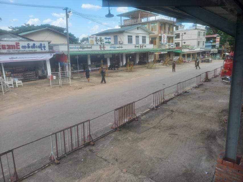 (ပစ်ခတ်တိုက်ခိုက်မှုဖြစ်ပွားခဲ့ပြီးနောက် တောင်တက်ဂိတ်စခန်းအနီးစစ်ကောင်စီတပ်သားအချို့ကိုတွေ့ရစဥ်။ ဓါတ်ပုံ-CJ)