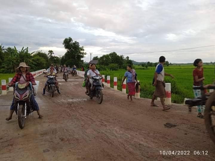 (ထွက်ပြေးတိမ်းရှောင်လာသော ပြည်သူများ။ဓါတ်ပုံ-ကျွန်းလှတက်ကြွလှုပ်ရှားသူများအဖွဲ့)