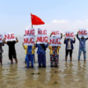 (NUG အစိုးရအား ​ထောက်ခံ​ကြောင်း မြင်းခြံမြို့ခံအချို့က ဧရာဝတီမြစ်တစ်​နေရာတွင် ဆန္ဒပြ​နေသည်ကို ၂၀၂၁​မေလ ၇ရက်က ​တွေ့ရစဥ်၊ ဓာတ်ပုံ - CJ)