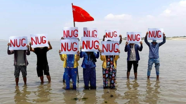 (NUG အစိုးရအား ​ထောက်ခံ​ကြောင်း မြင်းခြံမြို့ခံအချို့က ဧရာဝတီမြစ်တစ်​နေရာတွင် ဆန္ဒပြ​နေသည်ကို ၂၀၂၁​မေလ ၇ရက်က ​တွေ့ရစဥ်၊ ဓာတ်ပုံ - CJ)