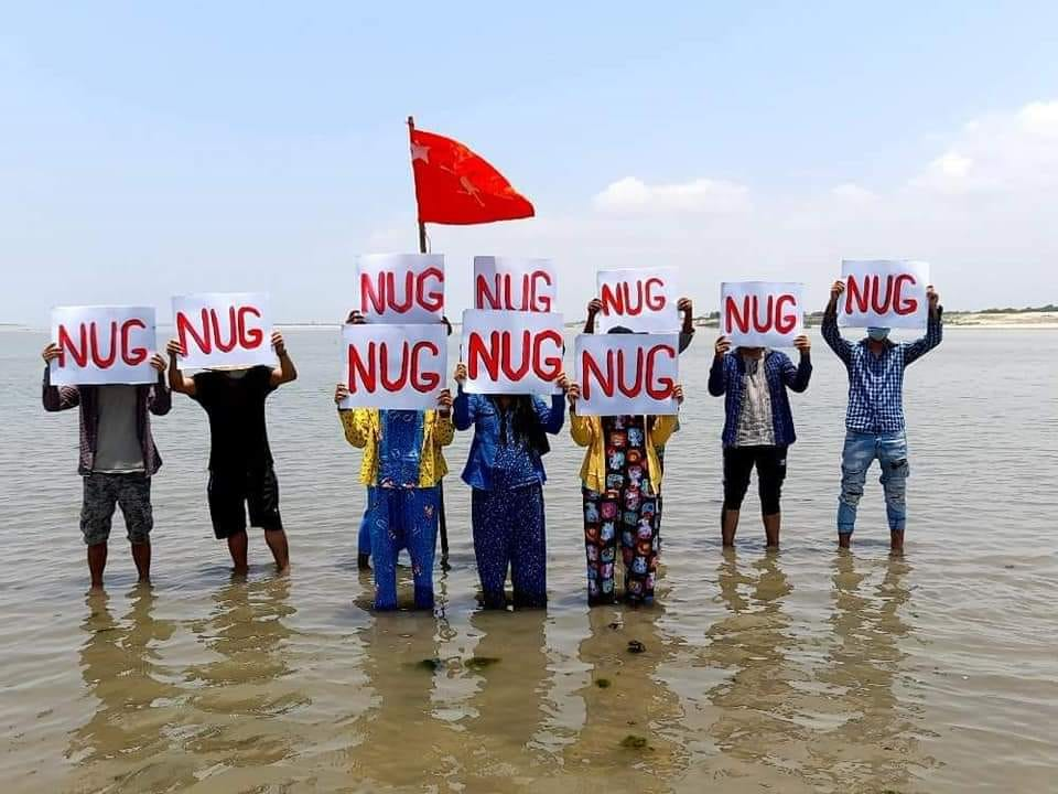 (NUG အစိုးရအား ​ထောက်ခံ​ကြောင်း မြင်းခြံမြို့ခံအချို့က ဧရာဝတီမြစ်တစ်​နေရာတွင် ဆန္ဒပြ​နေသည်ကို ၂၀၂၁​မေလ ၇ရက်က ​တွေ့ရစဥ်၊ ဓာတ်ပုံ - CJ)