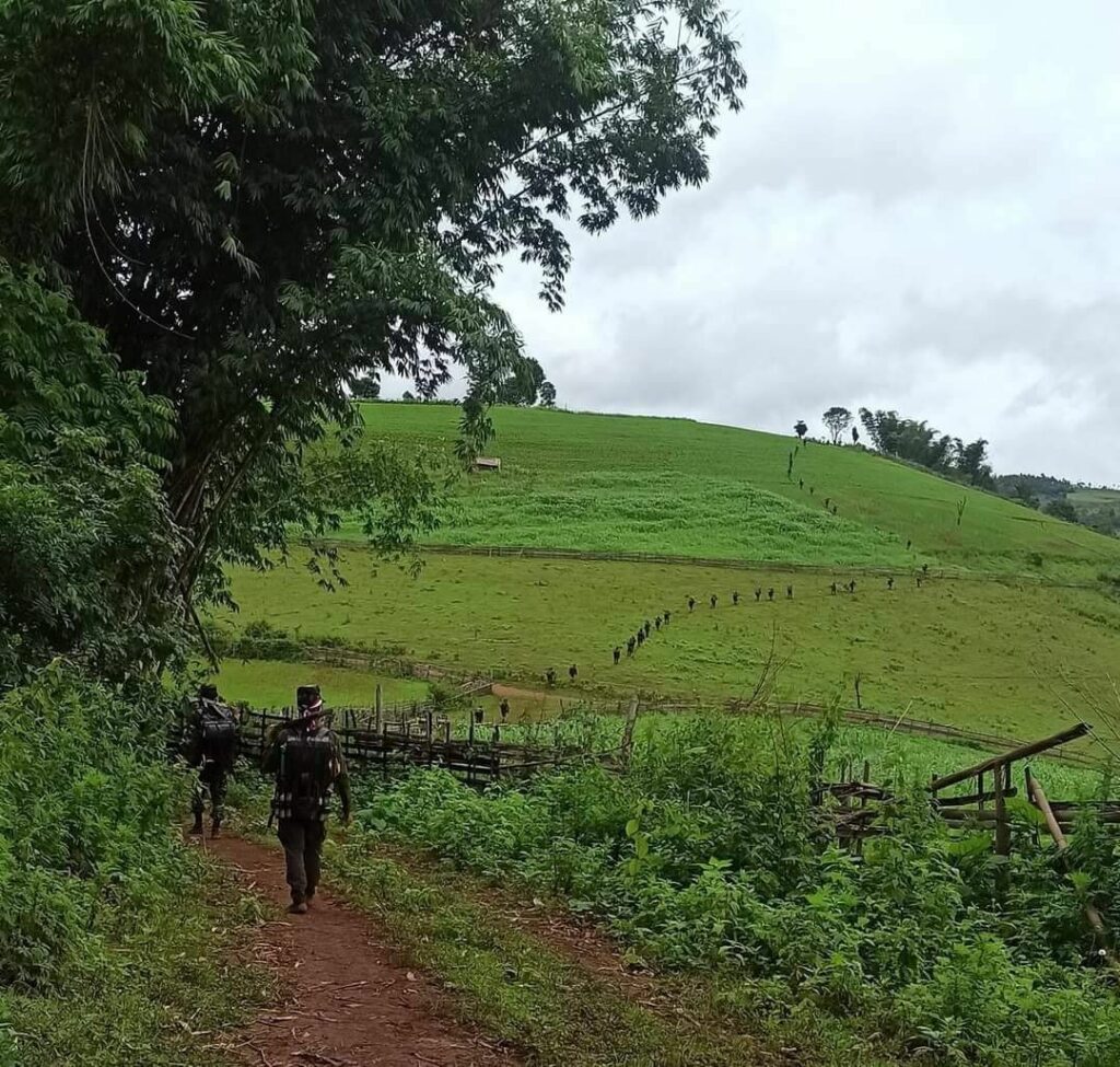 (ကရင်နီတပ်မတော် KA တပ်ဖွဲ့ဝင်များနှင့် မိုင်းရှင်းလင်းနေသည့် KA တပ်ဖွဲ့ဝင်ကို တွေ့ရစဥ်၊ဓာတ်ပုံ RFH-KA)