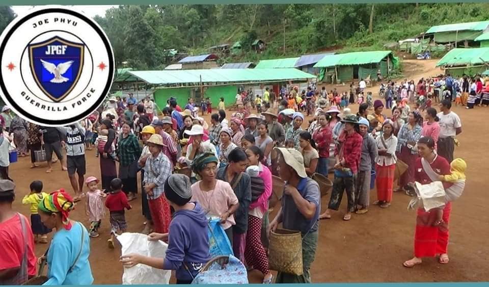 ချိုးဖြူပြောက်ကျားတပ်ခွဲကသီတင်းကျွတ်ကုသိုလ်အဖြစ် စစ်ရှောင်ပြည်သူများအား ဆန်၊ဆီနှင့်အခြေခံစားသောက်ကုန်များလှူဒါန်း