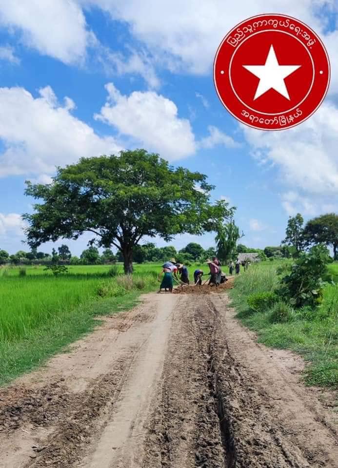 လမ်းပြုပြင်နေကြသော ဒေသကာကွယ်ရေးအဖွဲ့များနှင့် ရွာခံပြည်သူများ၊ ဓာတ်ပုံ-အရာတော် ပကဖ
