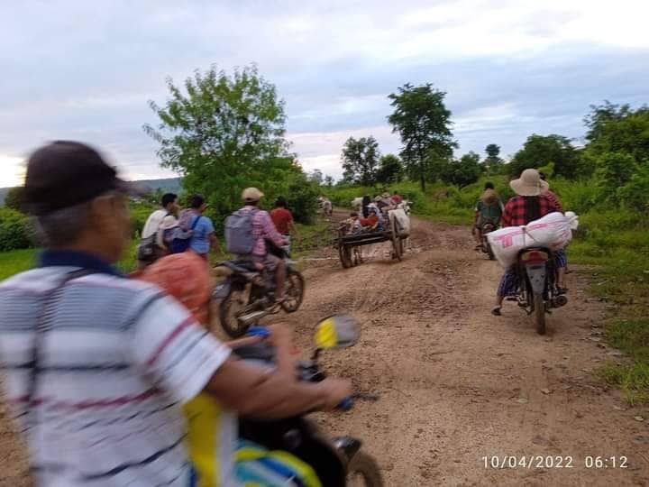 (ထွက်ပြေးတိမ်းရှောင်လာသော ပြည်သူများ။ဓါတ်ပုံ-ကျွန်းလှတက်ကြွလှုပ်ရှားသူများအဖွဲ့)