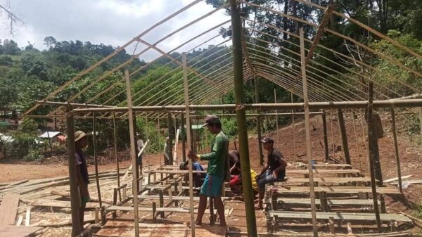 (စစ်​ရှောင်က​လေးငယ်များ၏ ယာယီစာသင်​ဆောင်နှင့်ကမ်ပိန်း​ကြော်ညာ ။ဓါတိပုံ-WLMFB)