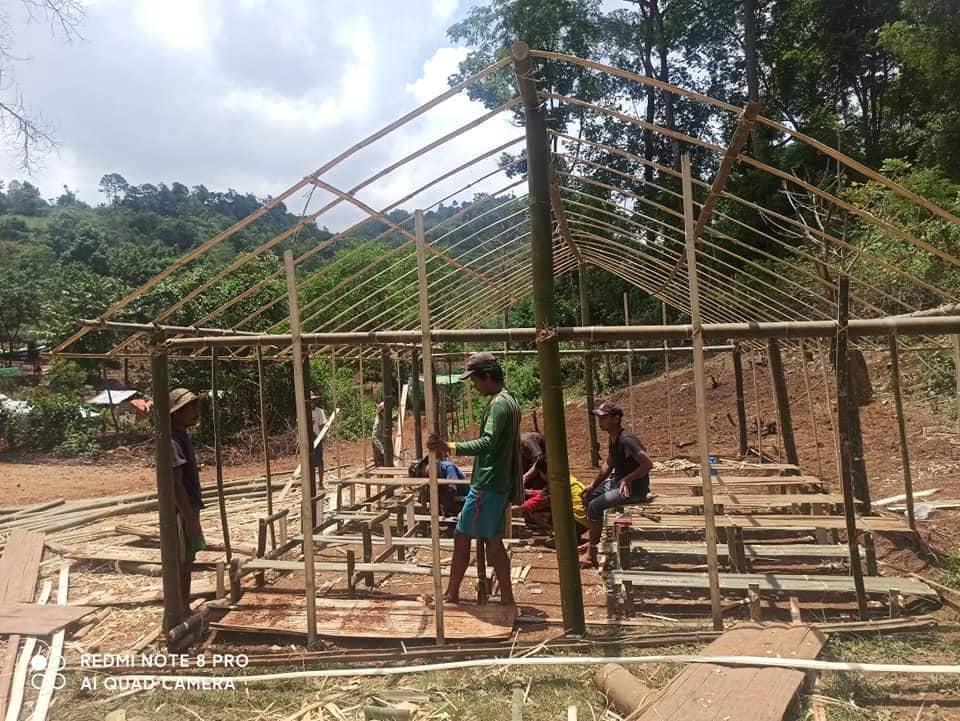 (စစ်​ရှောင်က​လေးငယ်များ၏ ယာယီစာသင်​ဆောင်နှင့်ကမ်ပိန်း​ကြော်ညာ ။ဓါတိပုံ-WLMFB)