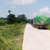 အောက်တိုဘာလဆန်းပိုင်းက ရွှေဘို-ရေဦးလမ်းပိုင်းတွင် စစ်ကောင်စီစစ်ဆေးရေးဂိတ်က လမ်းပိတ်ထား၍ စောင့်ဆိုင်းနေသော ကုန်တင်ယာဥ်များ၊ဓာတ်ပုံ - CJ