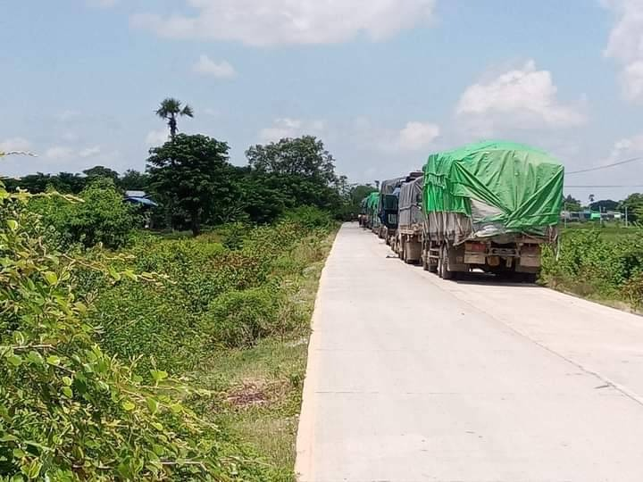 အောက်တိုဘာလဆန်းပိုင်းက ရွှေဘို-ရေဦးလမ်းပိုင်းတွင် စစ်ကောင်စီစစ်ဆေးရေးဂိတ်က လမ်းပိတ်ထား၍ စောင့်ဆိုင်းနေသော ကုန်တင်ယာဥ်များ၊ဓာတ်ပုံ - CJ