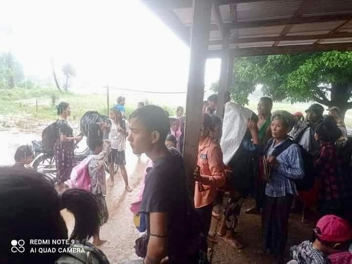 မိုးရွာထဲ ထွက်ပြေးတိမ်းရှောင်နေရသည့် ပြည်သူများ၊ဓာတ်ပုံ-Cj