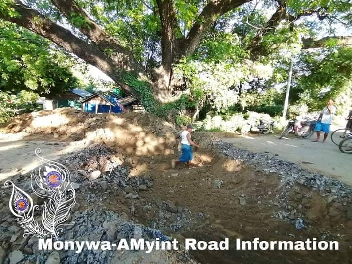 စစ်ကောင်စီတပ်က ဖျက်ဆီးသွားသော မုံရွာ-အမြင့်လမ်းအား တွေ့ရစဥ်၊ ဓာတ်ပုံ- စွမ်းလင်းထက် (မုံရွာ-အမြင့်လမ်းသတင်းမှန်ပြန်ကြားရေး)