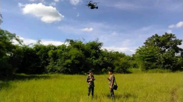 (အသုံးပြုခဲ့သော ဒရုန်းနှင့်မိုင်းများနှင့် စက်တင်ဘာလ ၆ ရက်က MEC သကြားစက်အား ဝေဟင်မှ တိုက်ခိုက်ရန် ပြင်ဆင်ခဲ့စဥ်၊ ဓာတ်ပုံ-လင်းယုန်နီကန့်ဘလူ)