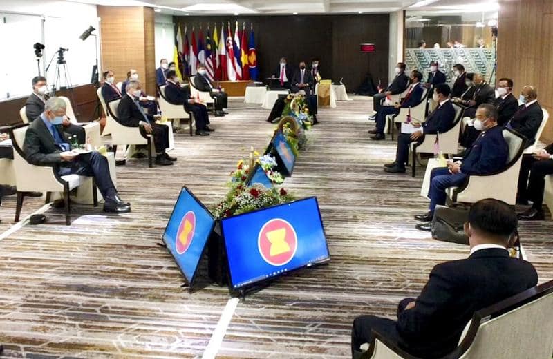 ၂၀၂၁ တွင် အင်ဒိုနီးရှား၌ပြုလုပ်သော အာဆီယံထိပ်သီးအစည်းအဝေးတွင် မြန်မာအာဏာသိမ်းခေါင်းဆောင်ကို တက်ရောက်ခွင့်ပြုခဲ့သော်လည်း အစည်းအဝေးခန်းအစွန်တွင်သာနရာချပေးခဲ့သည်။ ထိုအစည်းအဝေးမှအာဆီယံဘုံသဘောတူညီချက် ၅ ချက်ချမှတ်ခဲ့သော်လည်းစစ်ကောင်စီက ကတိဖျက်၍ ဝေဖန်မှုများကြုံနေသည်။ ။ဓါတ်ပုံ-AP