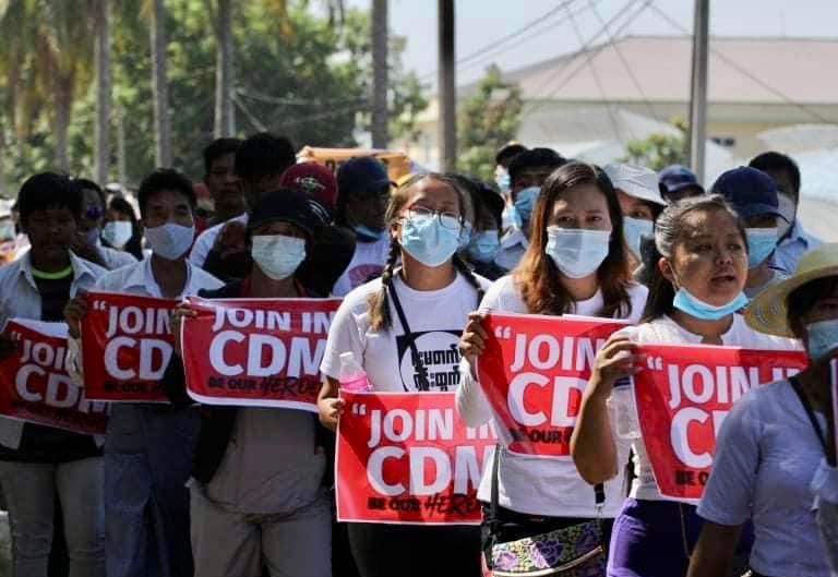 (စစ်တပ်က အာဏာသိမ်းပြီးနောက် ဝန်ထမ်းများ CDM လှုပ်ရှားမှုတွင်ပါဝင်လာစေရန် လှုံ့ဆော်မှုပြုလုပ်နေစဉ်၊ ဓာတ်ပုံ - PS)