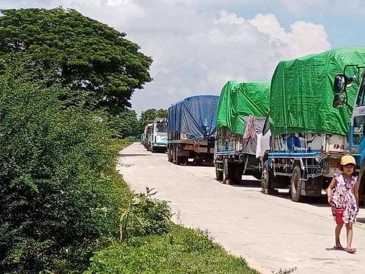 ခင်ဦးမြို့နယ်အတွင်း ပိတ်မိနေသော ယာဥ်များ၊ ဓာတ်ပုံ-ခင်ဦးမြို့နယ် သတင်းမှန်ပြန်ကြားရေး