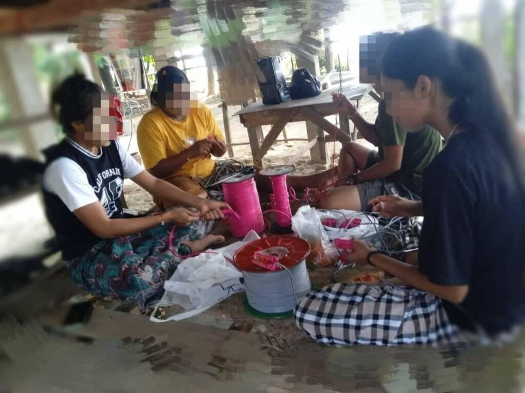 (မြောင် အမျိုးသမီးစစ်သည်တော်များ မိုင်းပြုလုပ်နေစဉ်၊ ဓာတ်ပုံ - Ko Nway Oo)